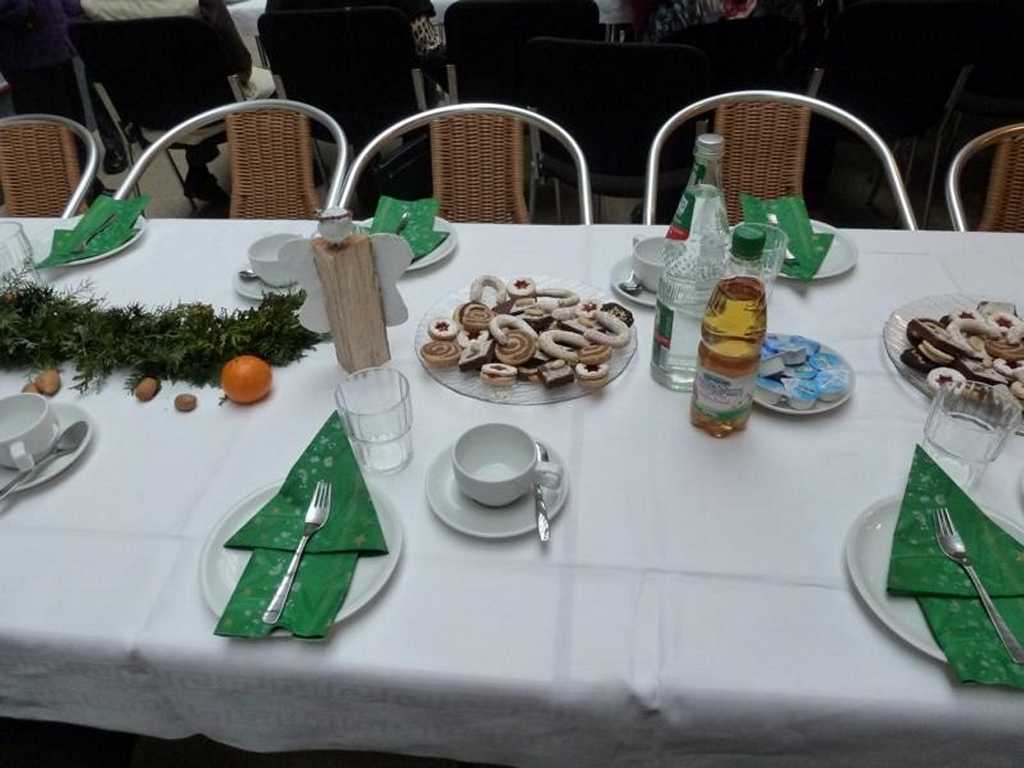 Vorweihnachtlich gedeckter Tisch